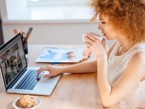 woman-photographer-drinking-coffee-and-working-PJNBP6U@2x-1024x768